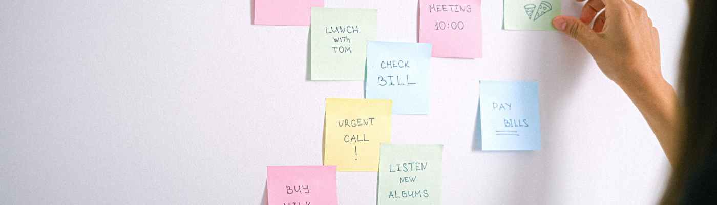 sticky notes with to do list on the white wall